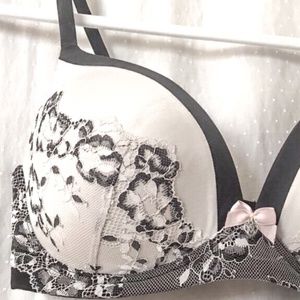 Wireless cupped bra in Black n White